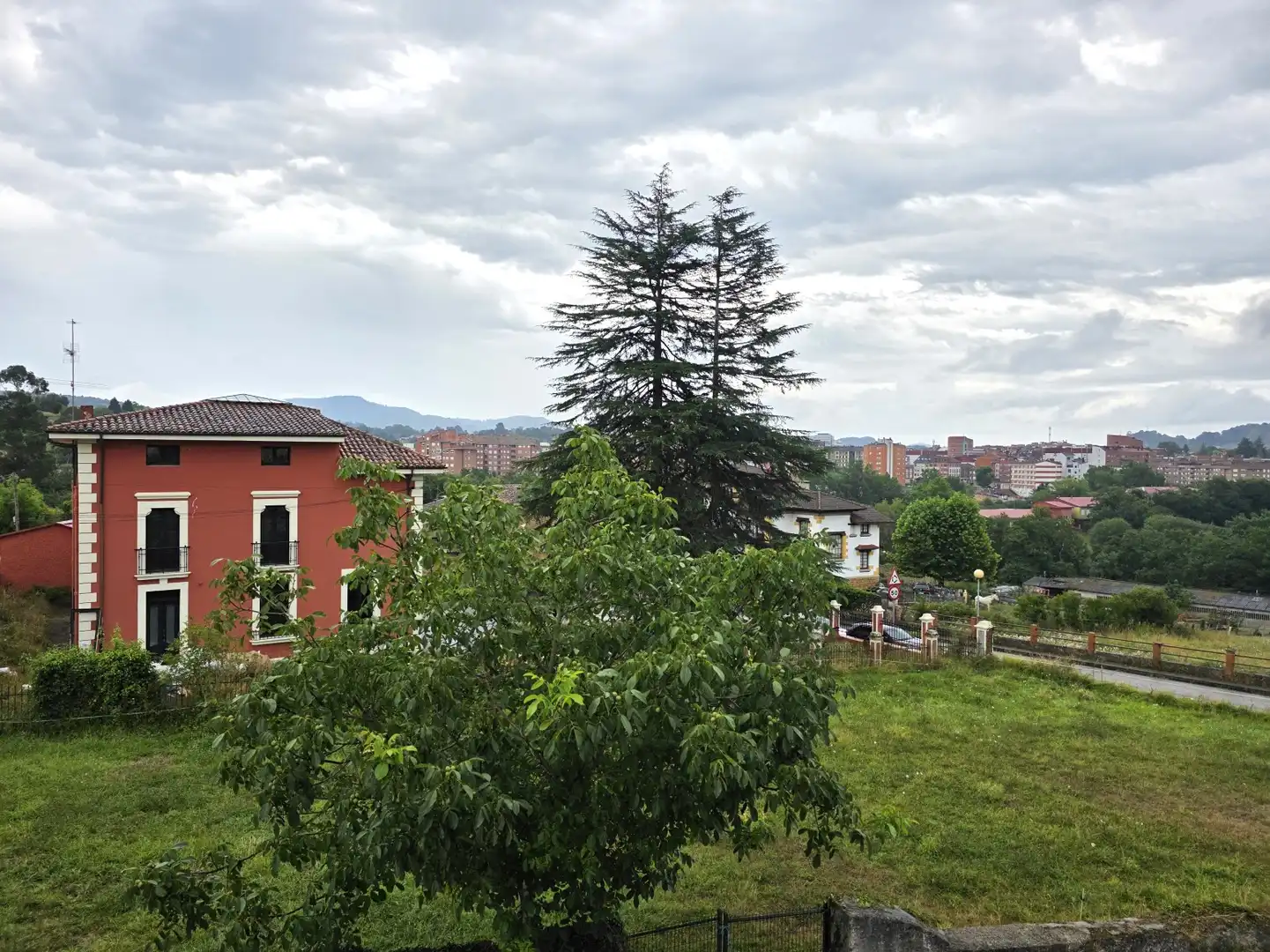 Vista exterior de Casa o xalet de lloguer en Siero amb Calefacció, Parquet i Terrassa