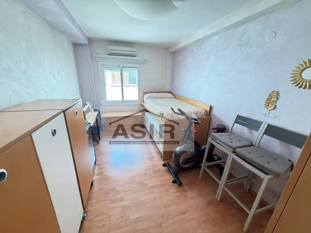 Schlafzimmer von Dachboden zum Verkauf in Alzira mit Klimaanlage und Balkon