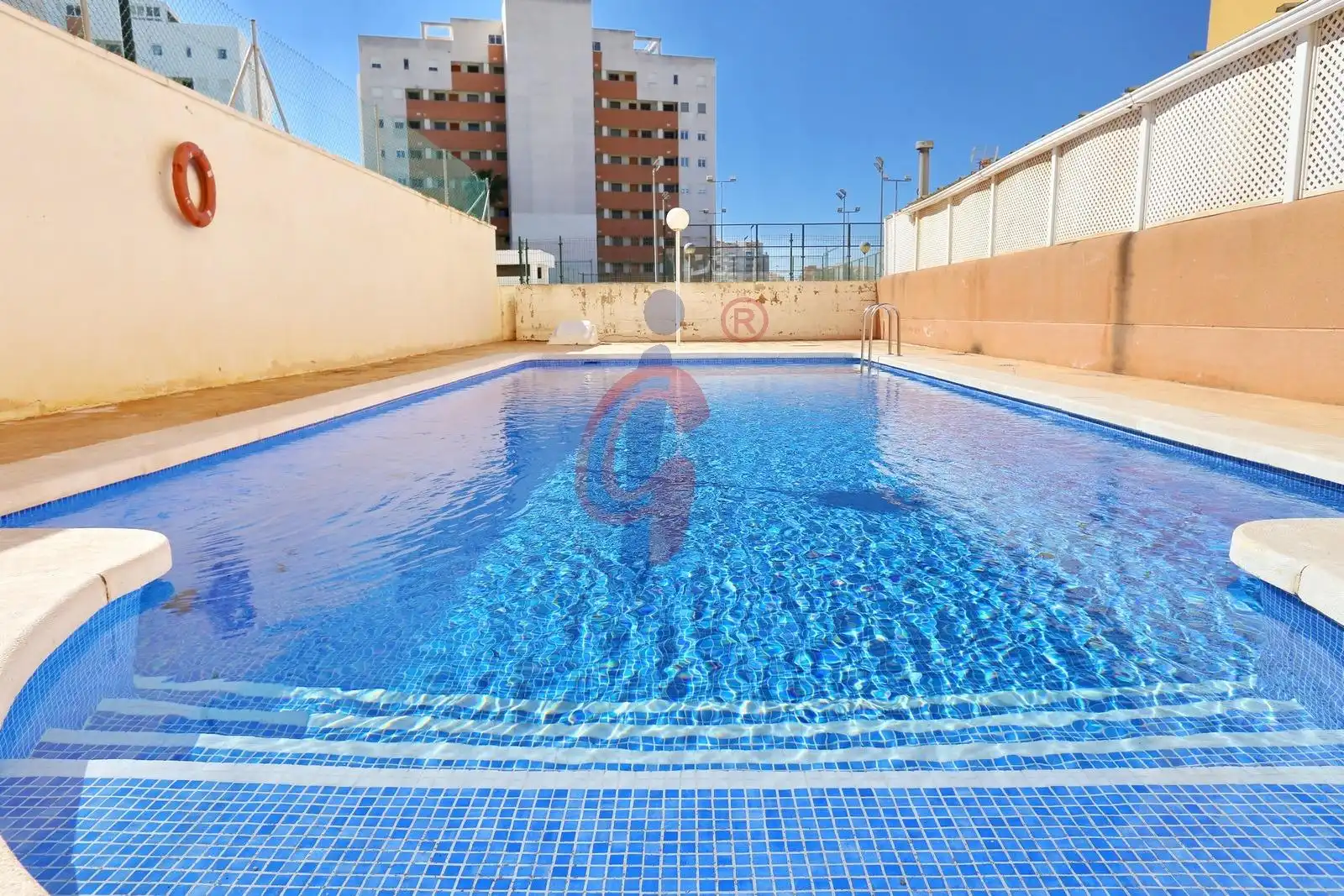 Piscina de Planta baixa en venda en Guardamar del Segura amb Terrassa, Moblat i Piscina comunitària