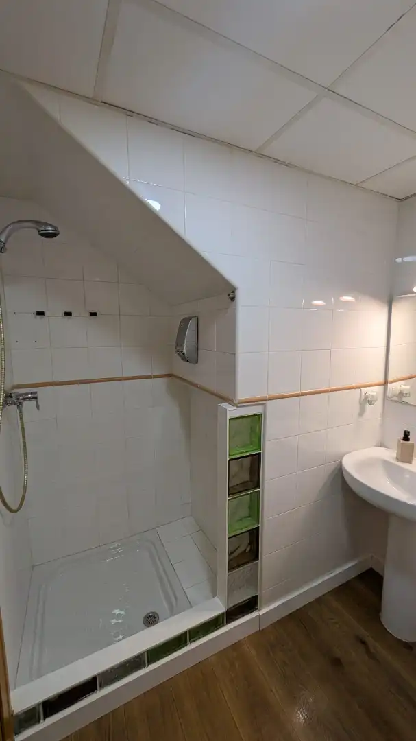 Baño de Casa adosada en venta en La Pobla de Vallbona con Aire acondicionado, Calefacción y Jardín privado