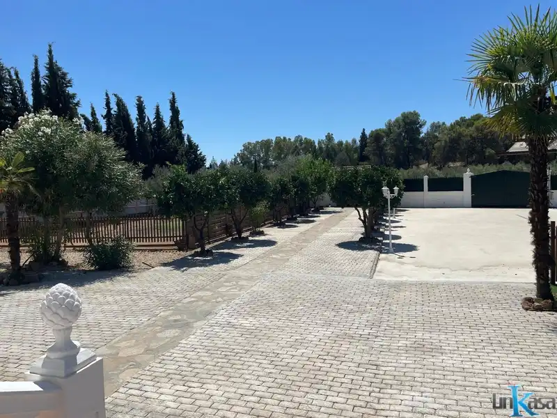 Aparcament de Casa o xalet en venda en Linares amb Jardí privat, Piscina i Moblat