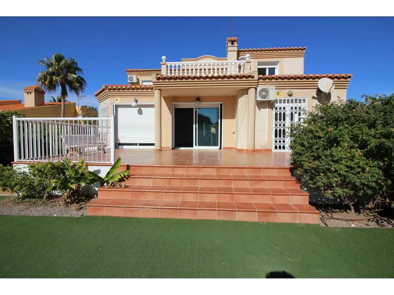 Vista exterior de Casa o xalet en venda en Roquetas de Mar amb Aire condicionat, Jardí privat i Terrassa