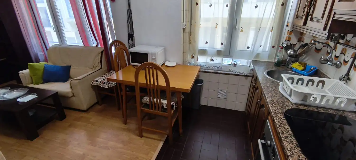 Cocina de Piso en venta en Oviedo  con Calefacción, Trastero y Amueblado