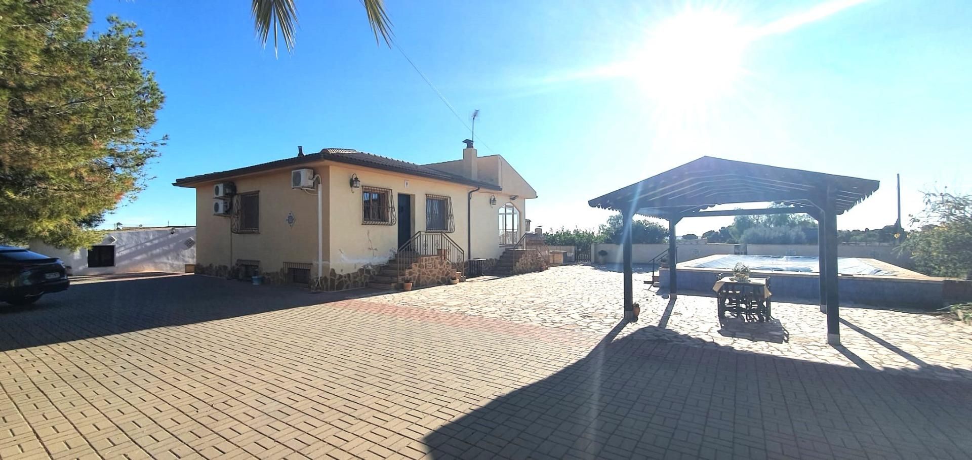 Vista exterior de Casa o xalet en venda en San Vicente del Raspeig / Sant Vicent del Raspeig amb Calefacció, Jardí privat i Terrassa