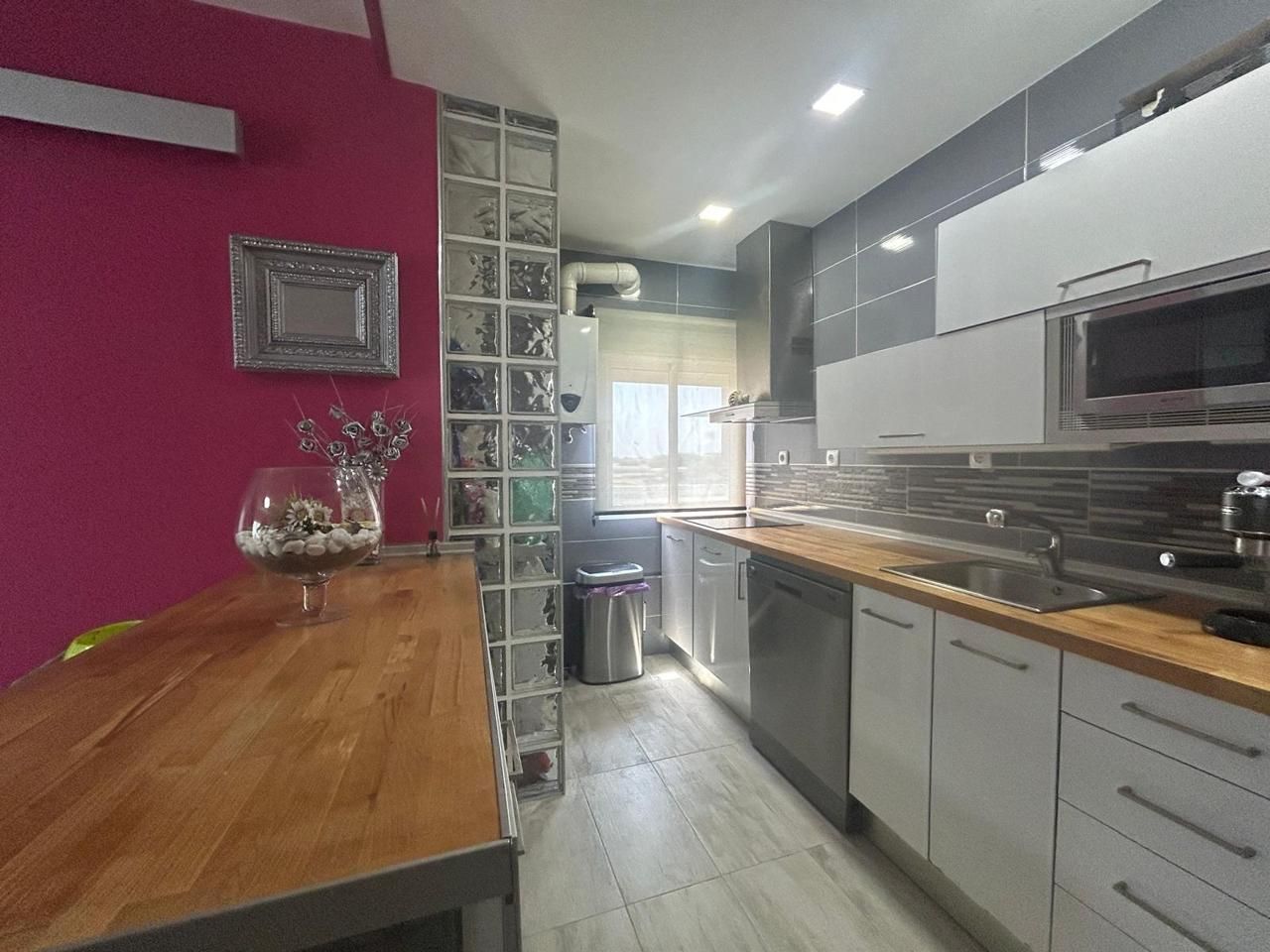 Kitchen of Flat for sale in Dos Hermanas  with Air Conditioner