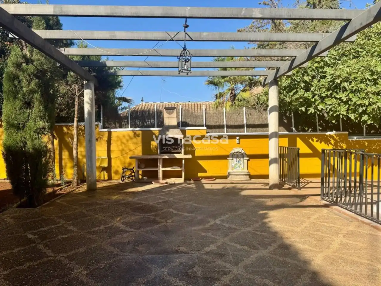 Vista exterior de Casa o xalet en venda en Mairena del Alcor amb Aire condicionat, Calefacció i Jardí privat