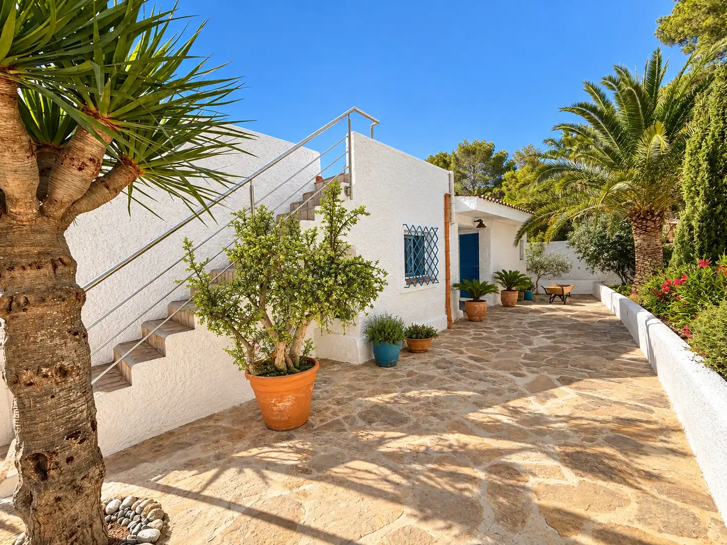Vista exterior de Casa adosada en venda en Santa Eulària des Riu amb Aire condicionat, Calefacció i Jardí privat