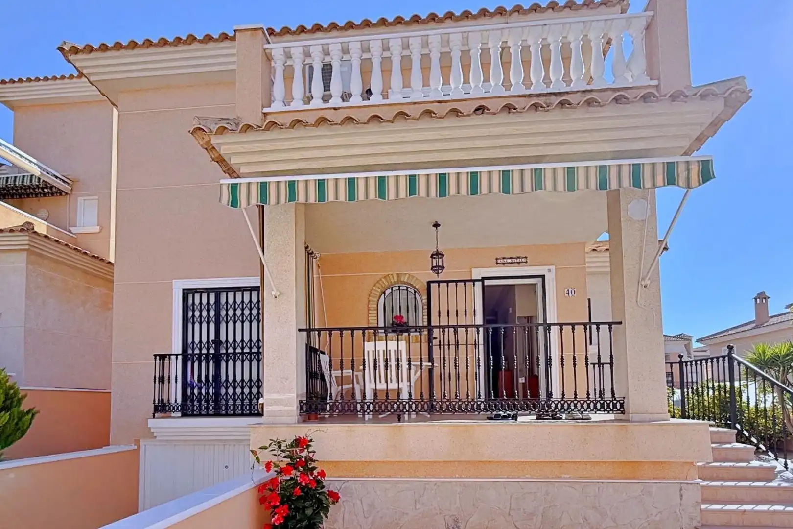 Vista exterior de Casa o xalet en venda en Orihuela amb Calefacció, Jardí privat i Terrassa