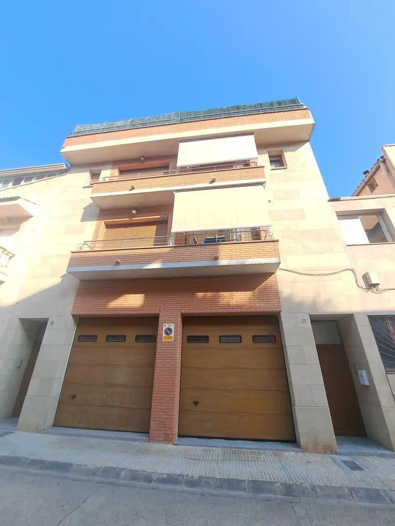 Vista exterior de Casa adosada en venda en Mollerussa amb Calefacció, Parquet i Terrassa