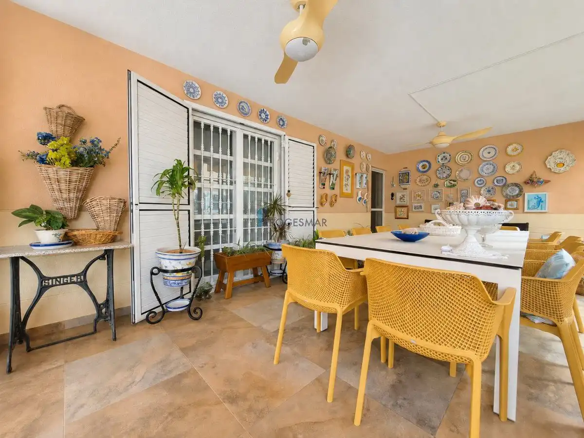 Menjador de Casa o xalet en venda en Benicasim / Benicàssim amb Aire condicionat, Jardí privat i Terrassa