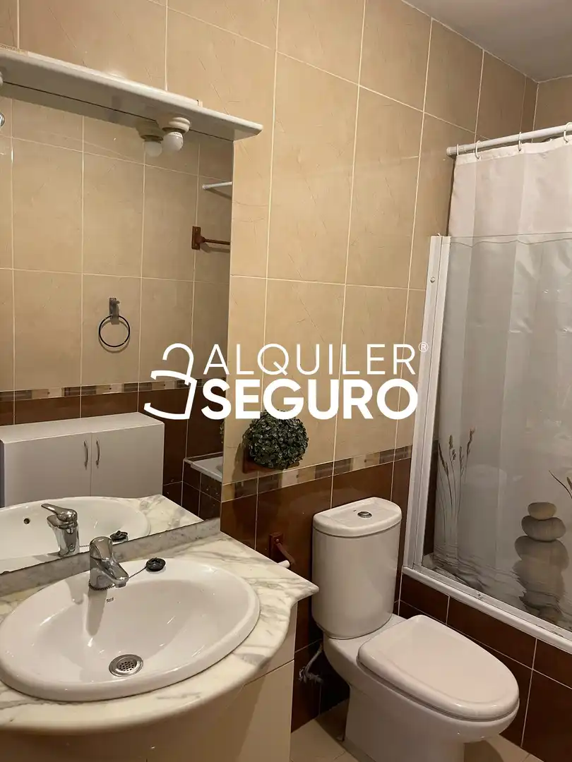 Bany de Casa o xalet de lloguer en Belmonte de Tajo amb Calefacció