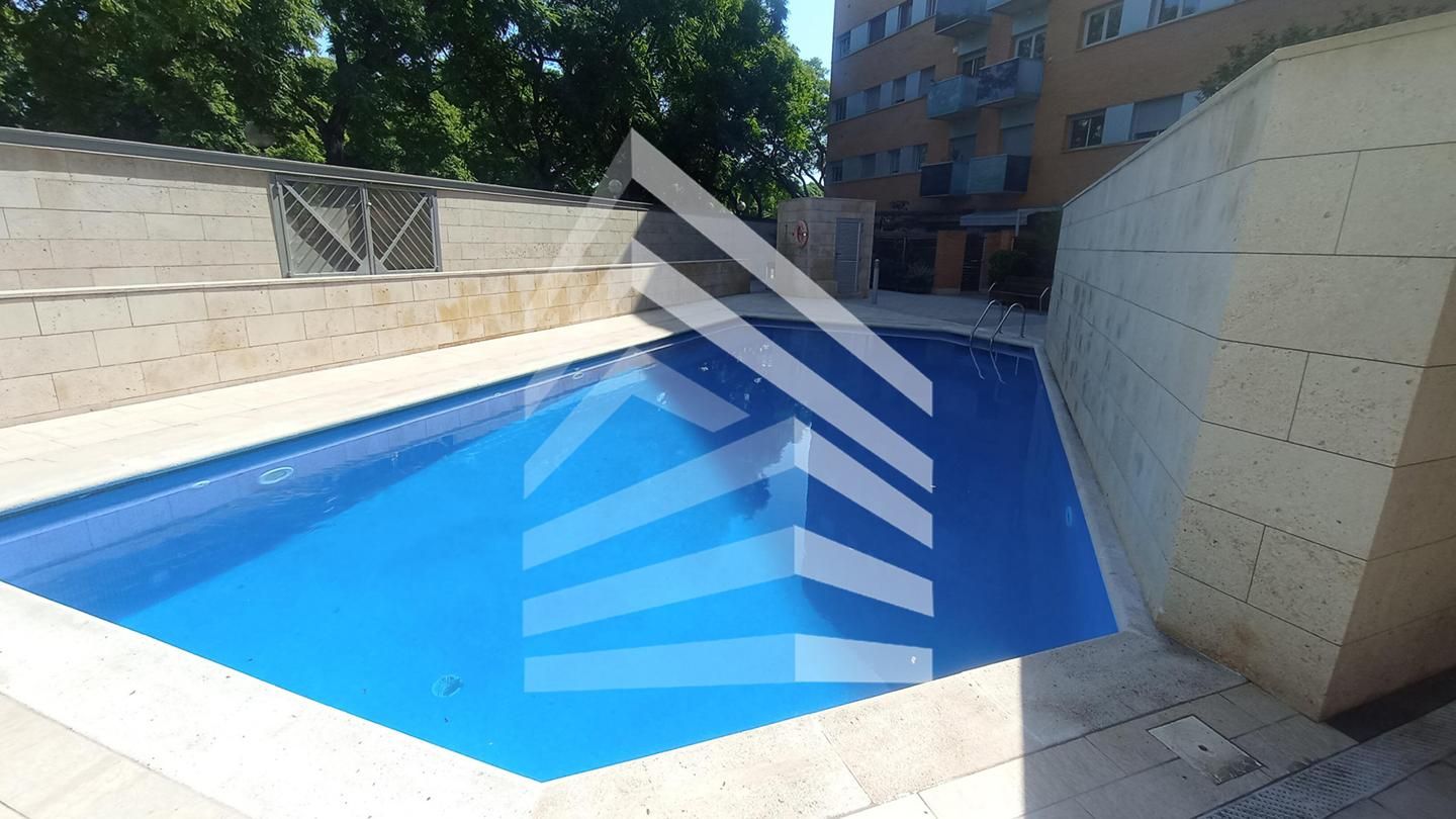 Piscina de Planta baixa en venda en  Barcelona Capital amb Aire condicionat, Calefacció i Parquet