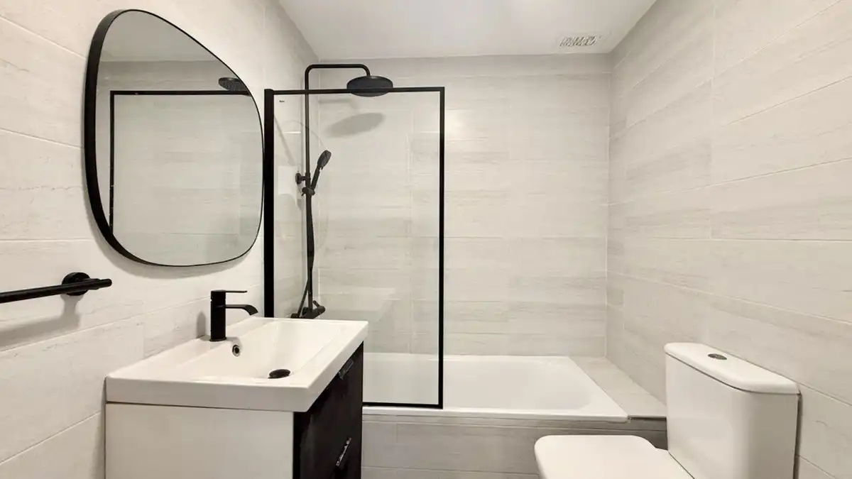 Badezimmer von Erdgeschoss zum Verkauf in Mijas mit Klimaanlage, Heizung und Privatgarten