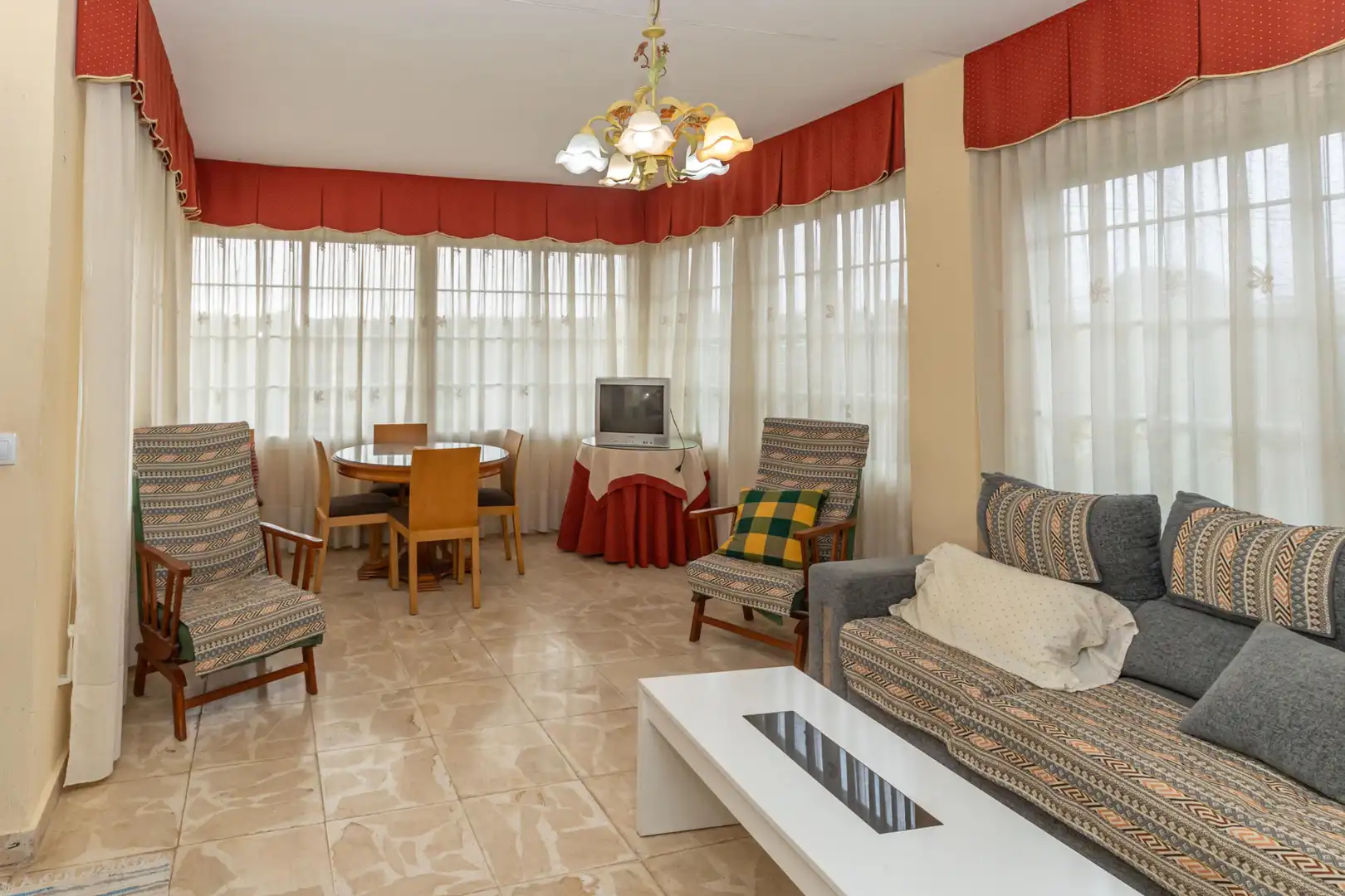 Sala d'estar de Casa o xalet en venda en Baza amb Jardí privat, Terrassa i Piscina
