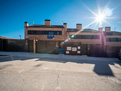 Vista exterior de Casa adosada en venda en Villalbilla amb Aire condicionat, Calefacció i Jardí privat