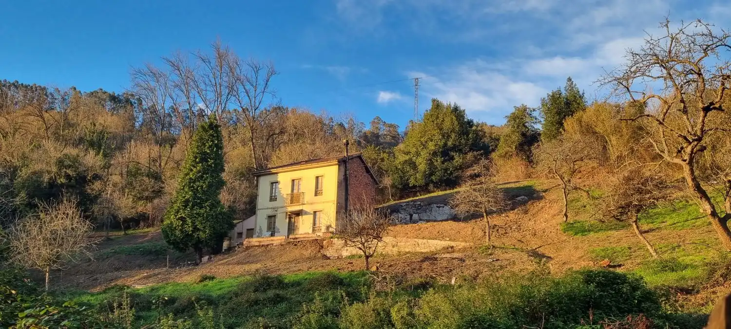 Vista exterior de Casa o xalet en venda en Oviedo  amb Terrassa i Balcó