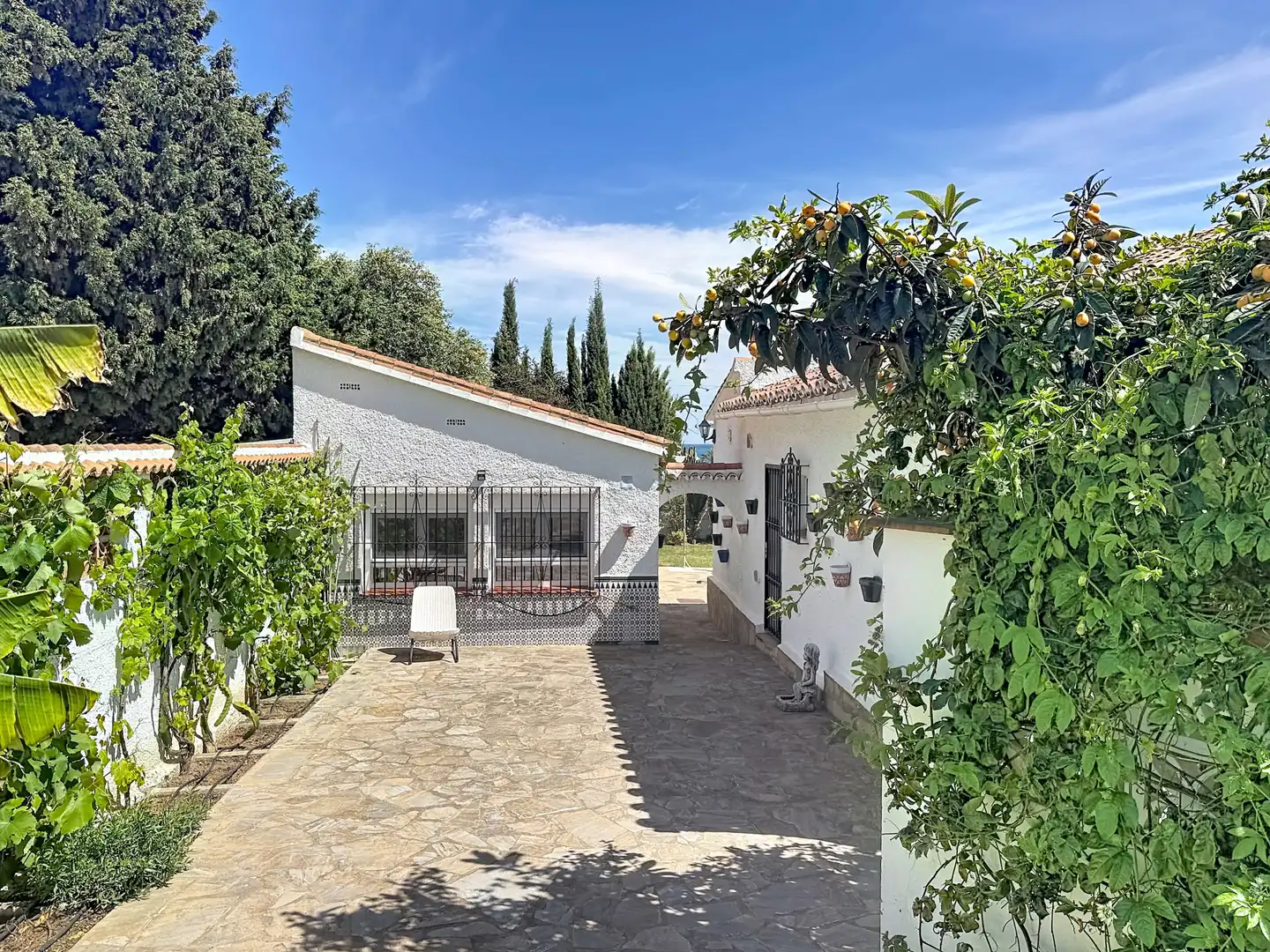 Vista exterior de Casa o xalet en venda en Manilva amb Aire condicionat, Jardí privat i Terrassa