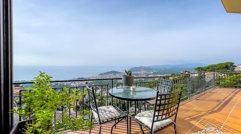 Se vende una casa espectacular, acogedora y amplia con impresionantes vistas al mar, situada en la prestigiosa urbanización Roca G