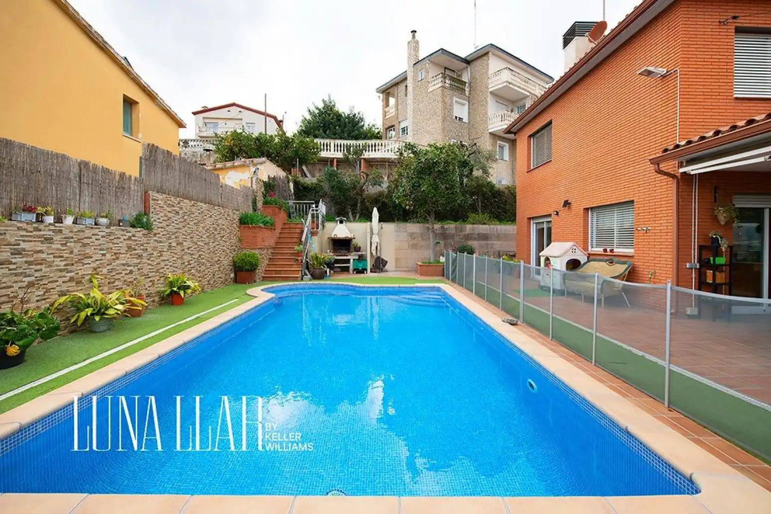 Piscina de Casa o chalet en venta en Sant Boi de Llobregat con Terraza, Trastero y Balcón