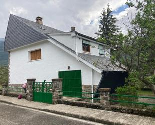Vista exterior de Casa o xalet de lloguer en Villanúa amb Jardí privat, Terrassa i Traster