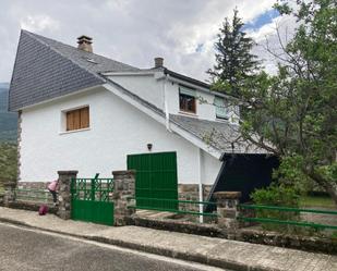 Vista exterior de Casa o xalet de lloguer en Villanúa amb Terrassa i Balcó