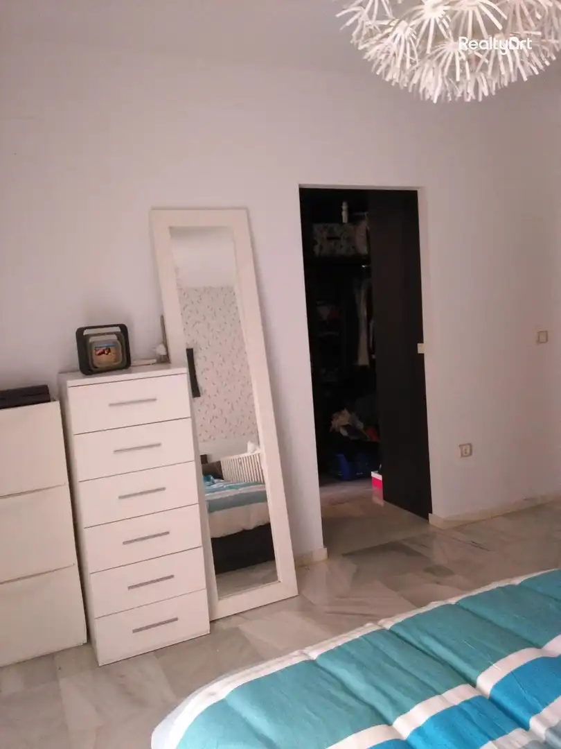 Habitación de Casa adosada en venta en Umbrete con Aire acondicionado, Calefacción y Jardín privado