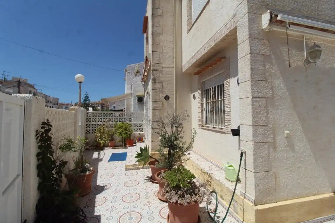 Vista exterior de Casa adosada en venta en Torrevieja con Aire acondicionado, Jardín privado y Terraza