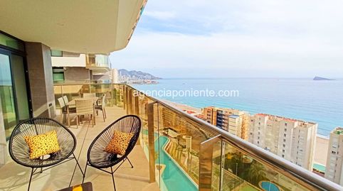 Piso con gran terraza con vistas al mar, jacuzzis, sauna, gimanasio
