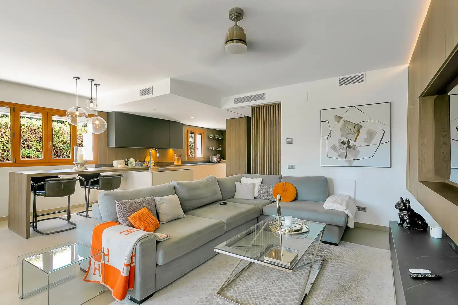 Wohnzimmer von Einfamilien-Reihenhaus zum Verkauf in Estepona mit Privatgarten, Terrasse und Möbliert