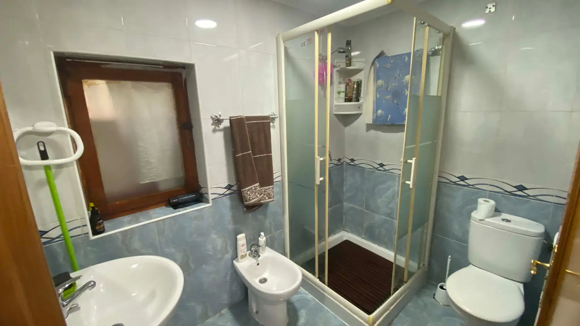 Baño de Casa o chalet en venta en San Martín del Rey Aurelio con Jardín privado, Trastero y Amueblado