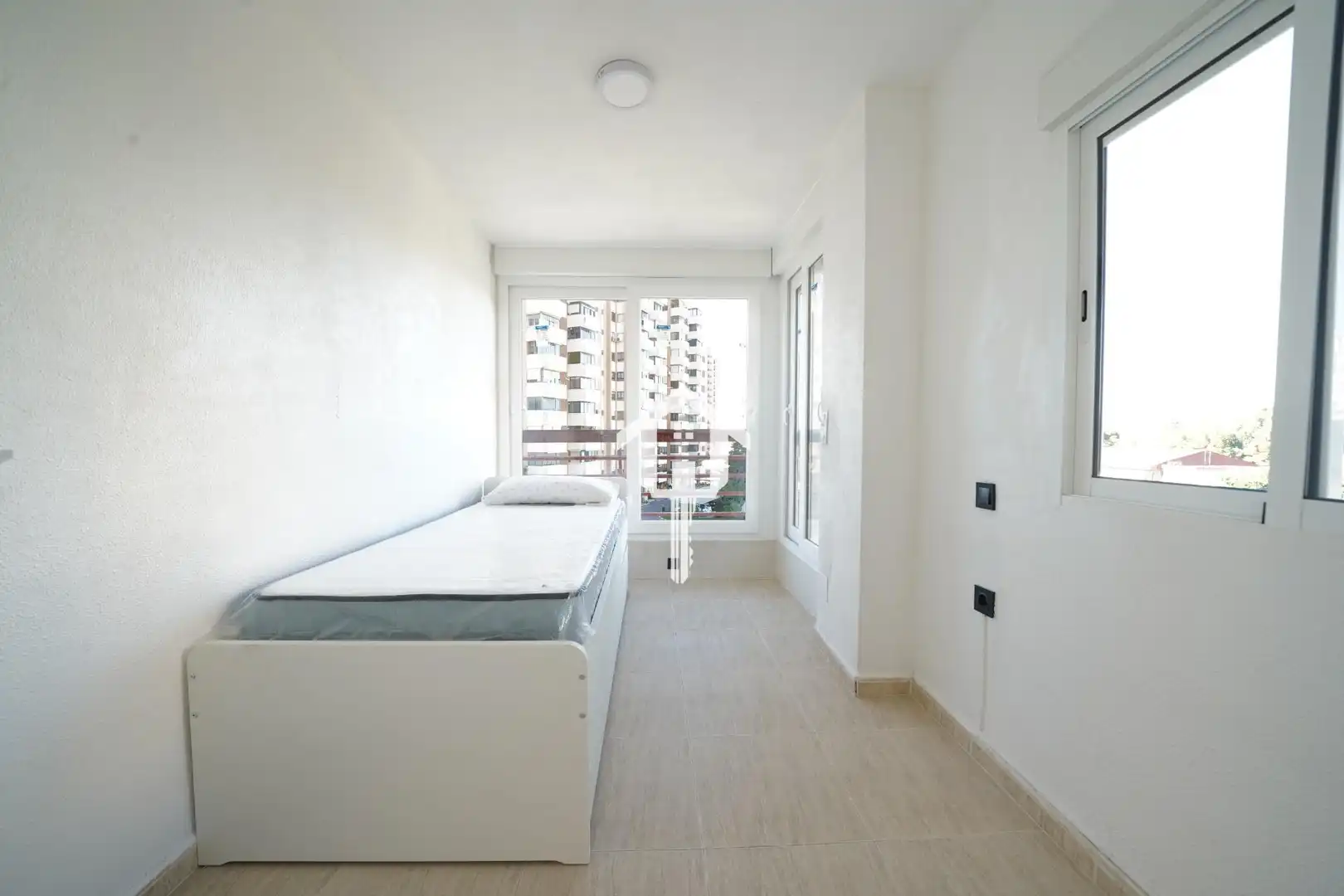 Dormitori de Pis en venda en Alicante / Alacant amb Terrassa, Moblat i Piscina comunitària