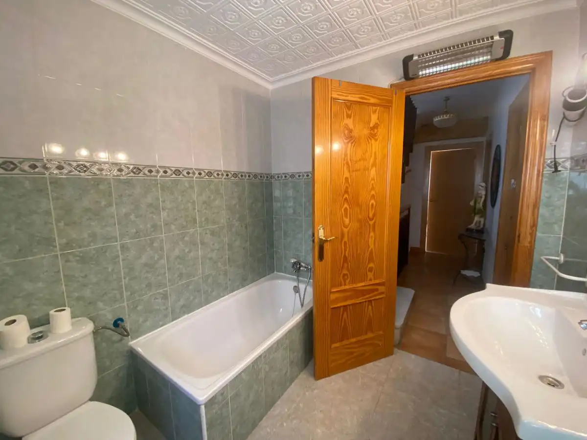 Baño de Casa adosada de alquiler en Aspe con Calefacción, Terraza y Amueblado