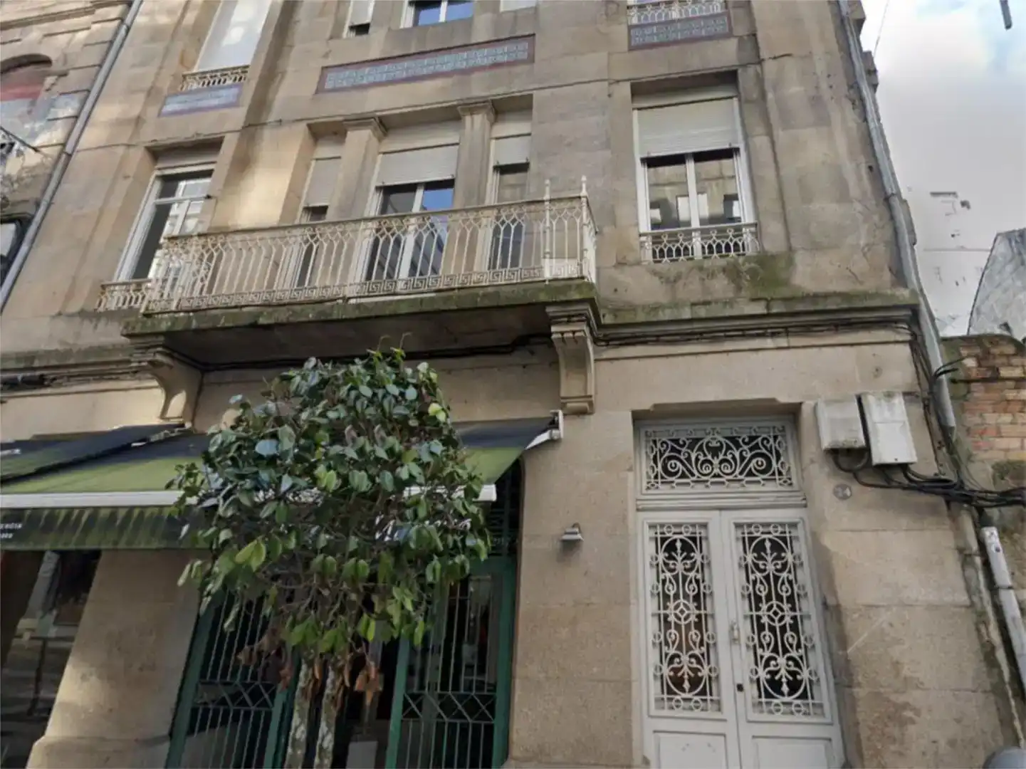 Vista exterior de Casa adosada en venta en Vigo  con Parquet y Balcón