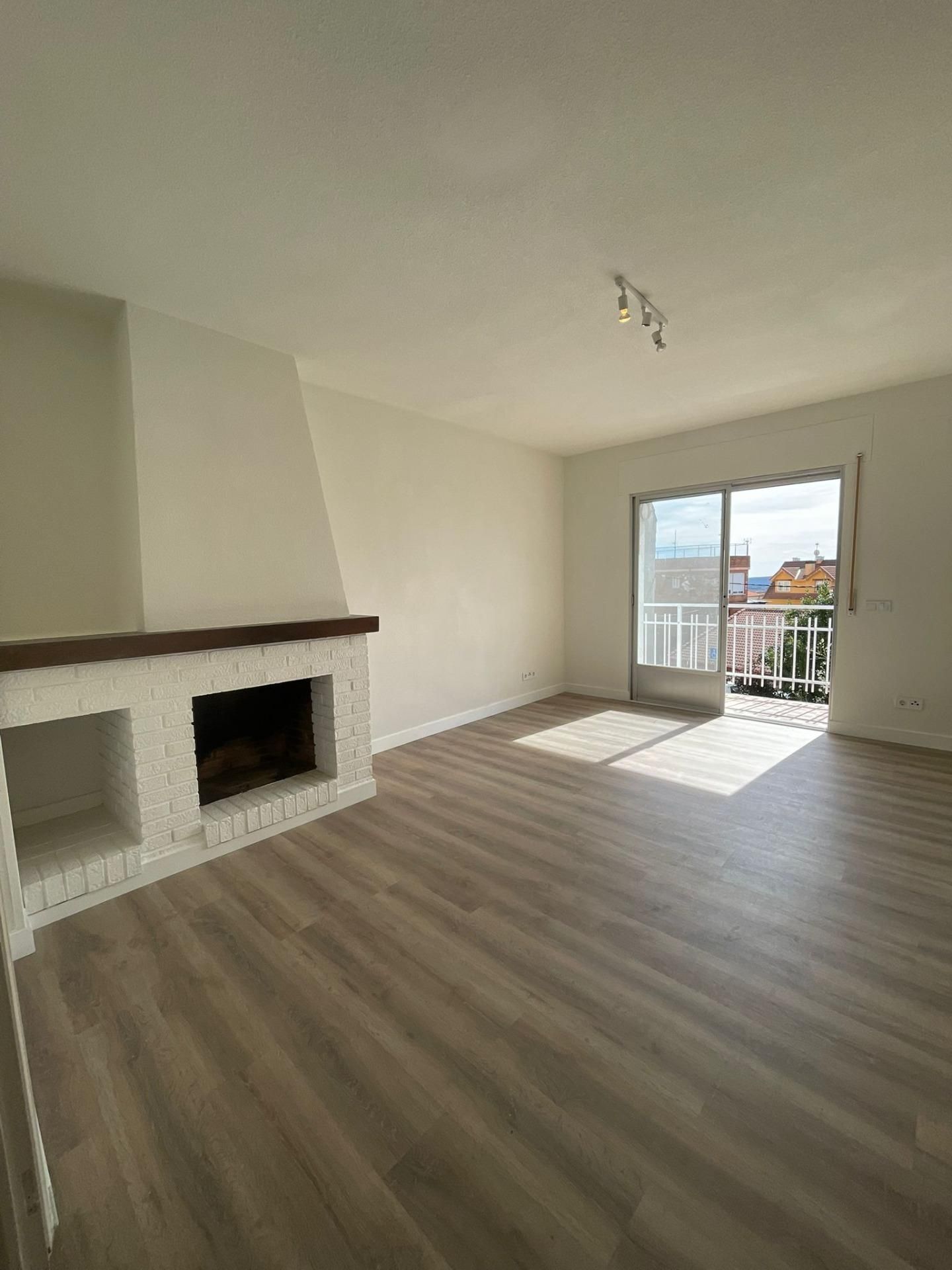 Wohnzimmer von Wohnung zur Miete in Becerril de la Sierra mit Balkon