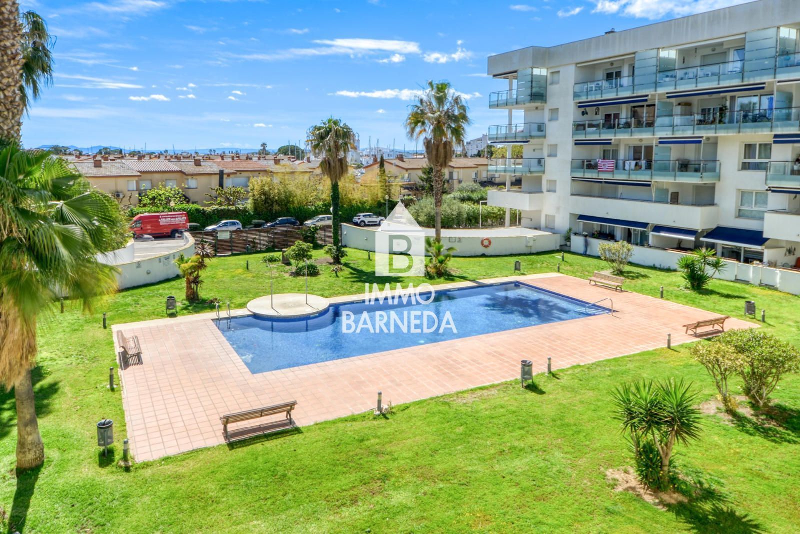 Vista exterior de Pis en venda en Roses amb Parquet, Terrassa i Piscina