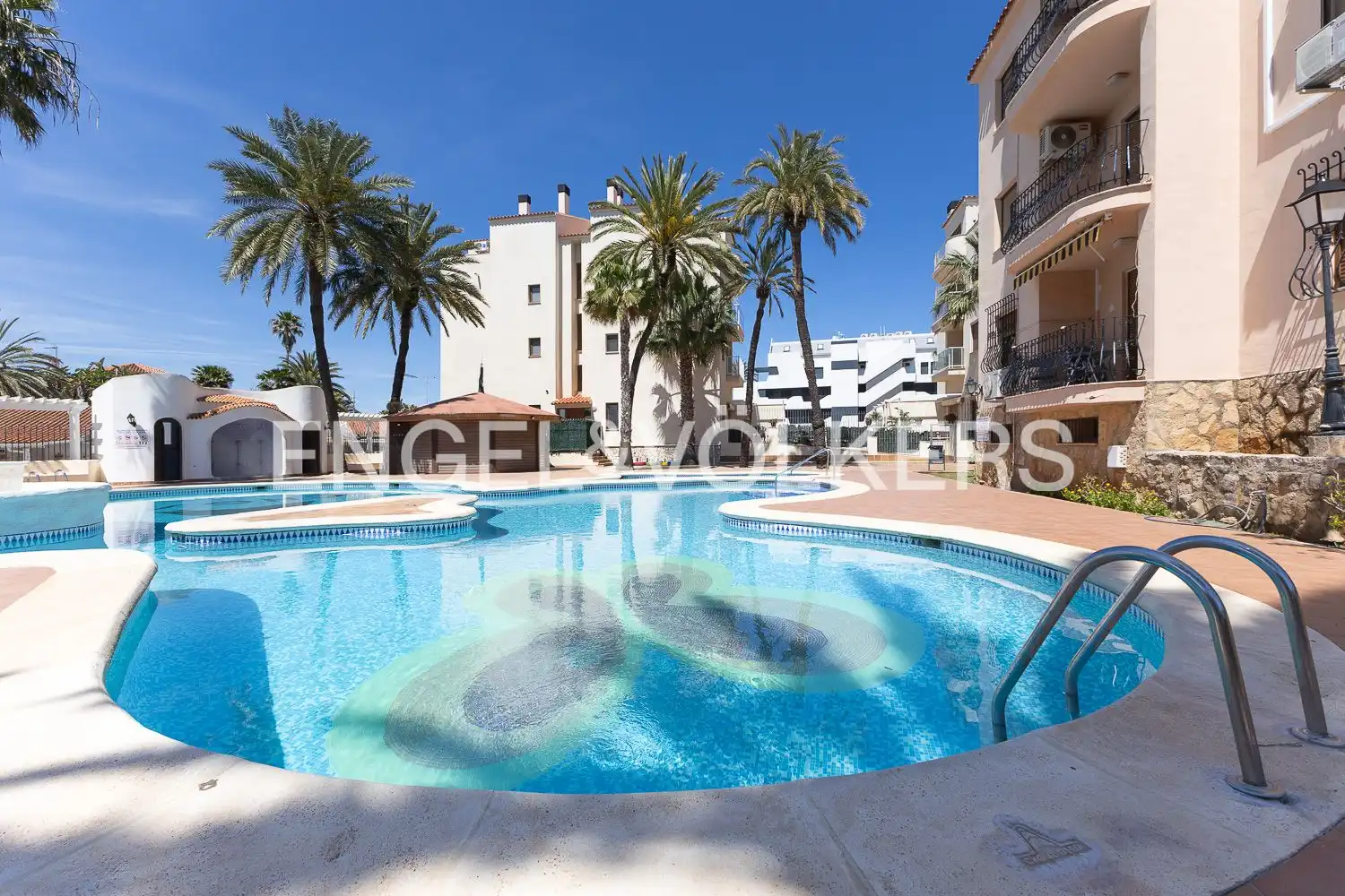 Piscina de Ático en venta en Dénia con Aire acondicionado, Calefacción y Jardín privado
