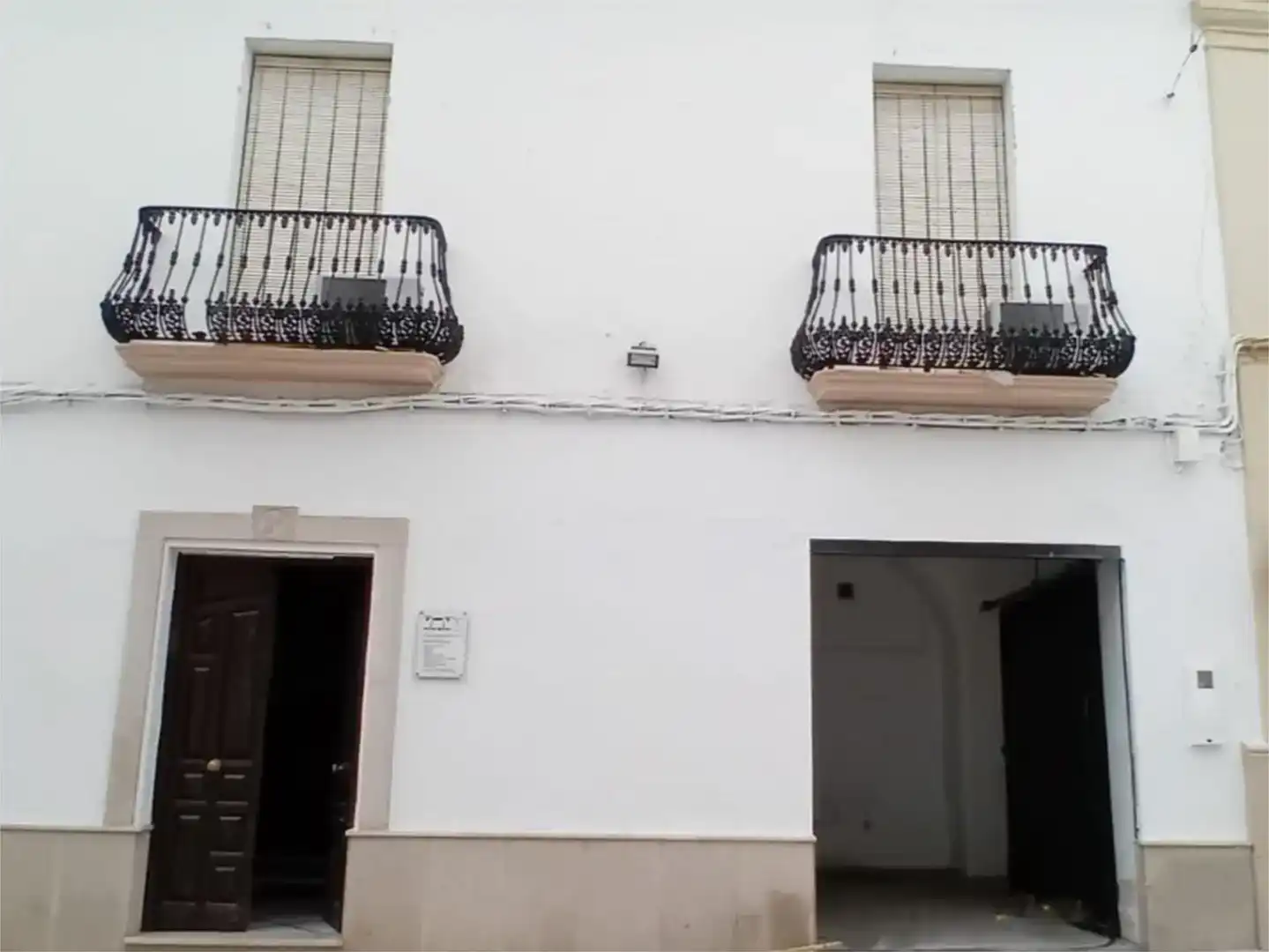 Vista exterior de Casa adosada en venda en Bujalance amb Aire condicionat, Piscina i Balcó