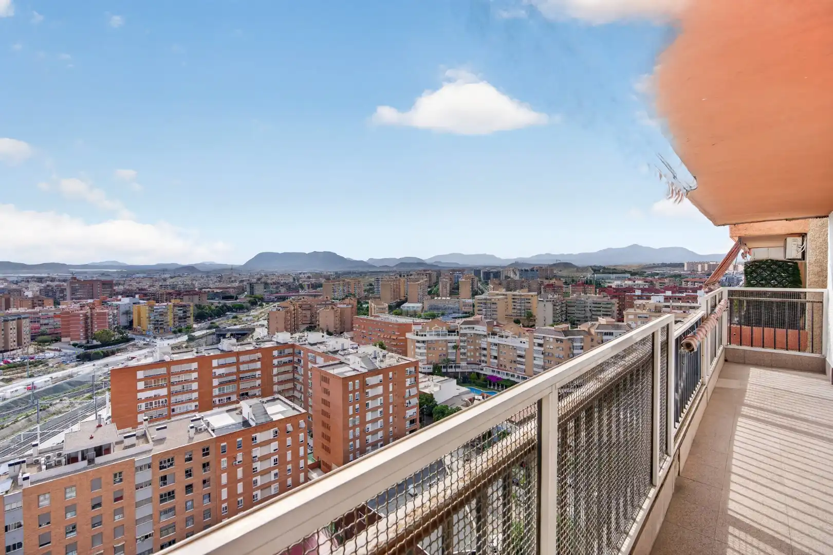 Terraza de Piso en venta en Alicante / Alacant con Terraza y Piscina