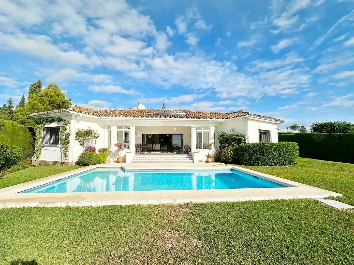 Vista exterior de Casa o xalet en venda en Vélez-Málaga amb Aire condicionat, Jardí privat i Terrassa