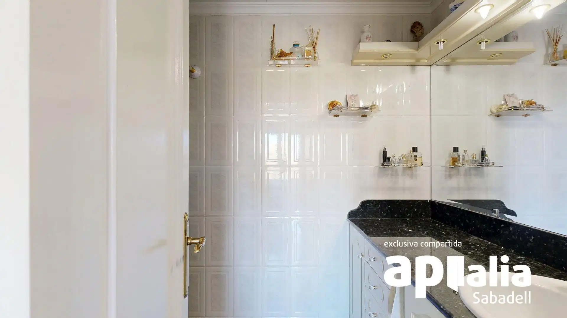 Baño de Casa adosada en venta en Barberà del Vallès con Calefacción, Terraza y Balcón