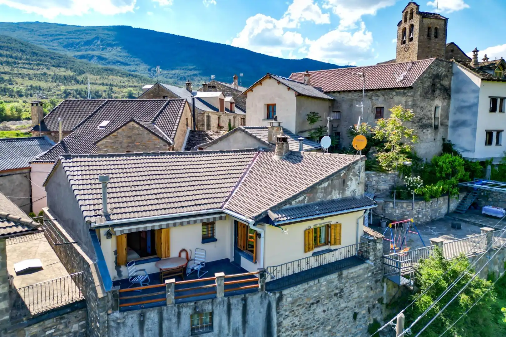 Vista exterior de Casa o xalet en venda en Castiello de Jaca amb Calefacció i Terrassa