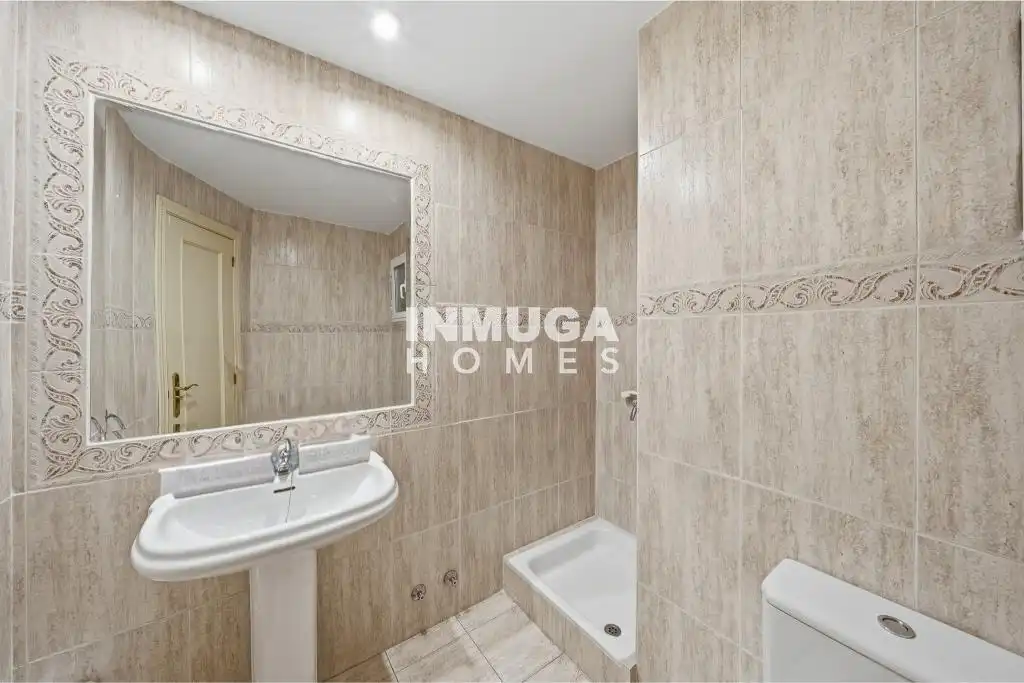 Bathroom of Flat for sale in Madrid  with Air Conditioner, Heating and Storage room