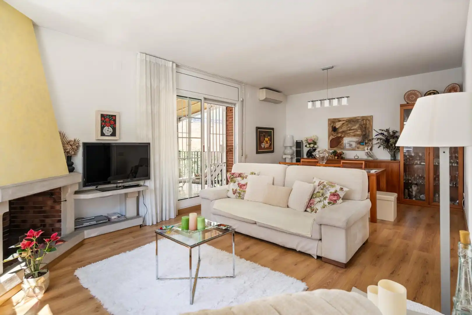 Sala de estar de Casa adosada en venta en Mollet del Vallès con Aire acondicionado, Calefacción y Jardín privado