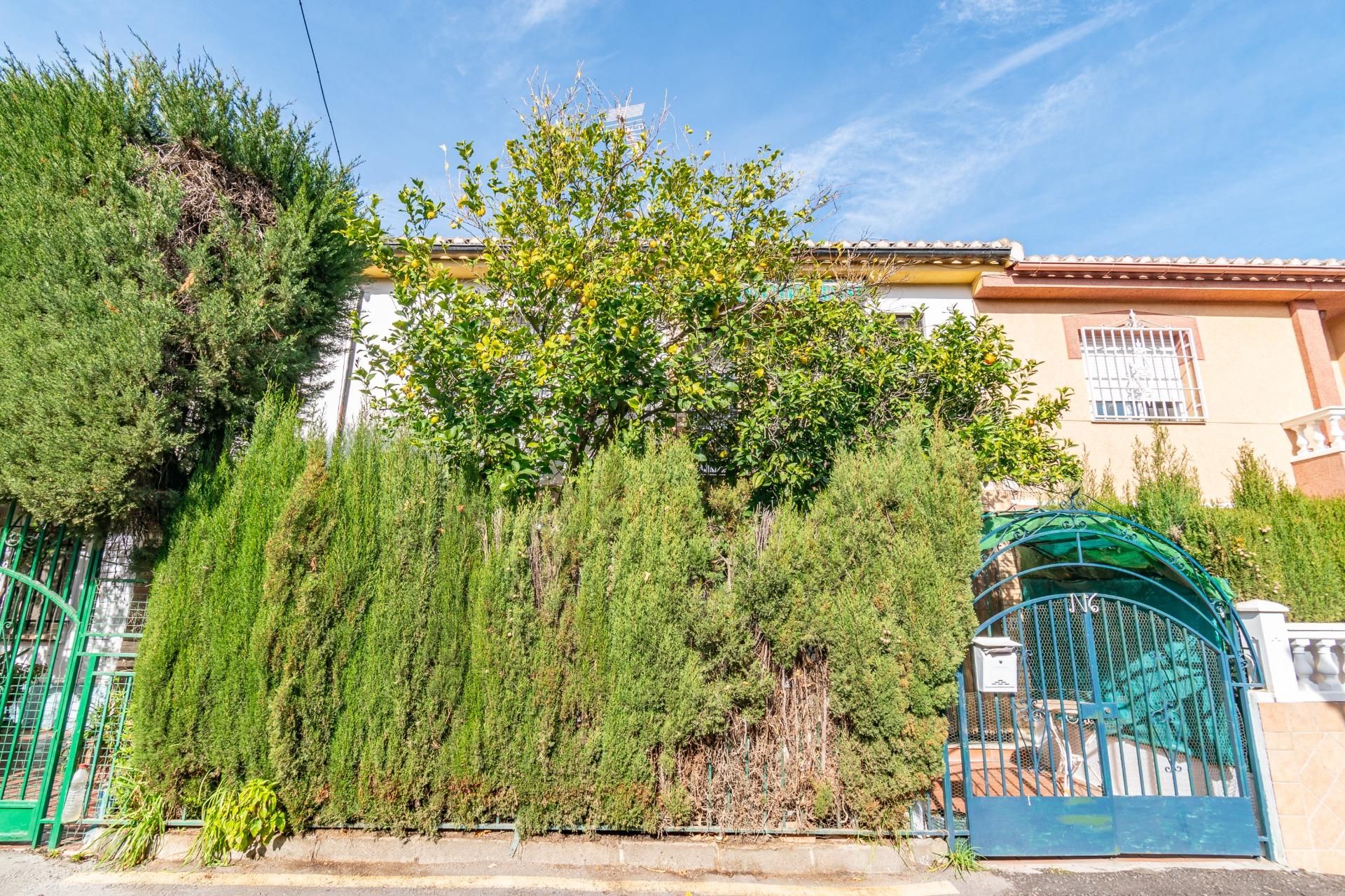 Jardí de Casa adosada en venda en Armilla amb Terrassa, Balcó i Alarma