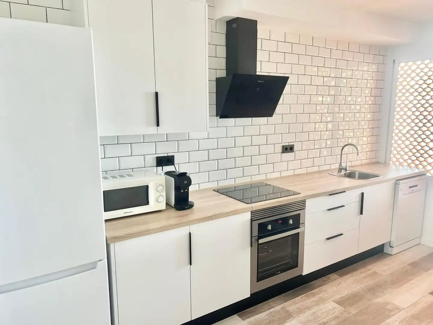 Cuina de Apartament de lloguer en La Manga del Mar Menor amb Calefacció, Terrassa i Moblat