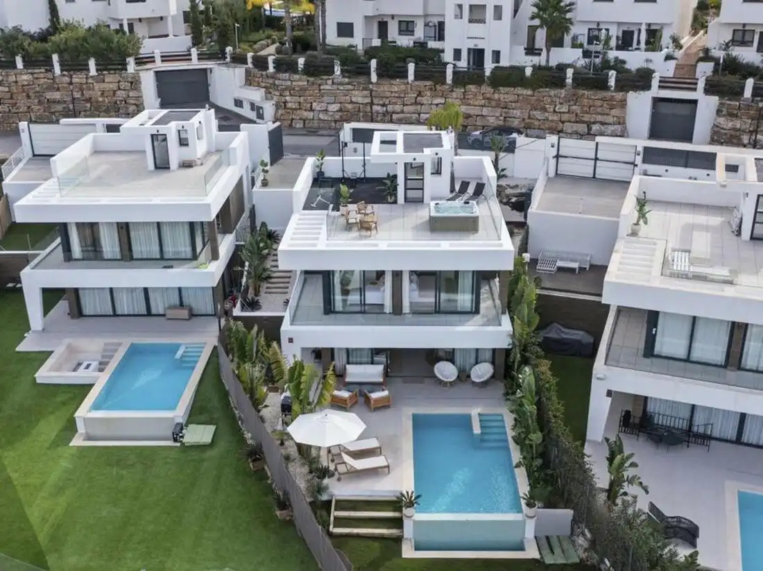 Vista exterior de Casa o xalet de lloguer en Estepona amb Aire condicionat, Jardí privat i Terrassa