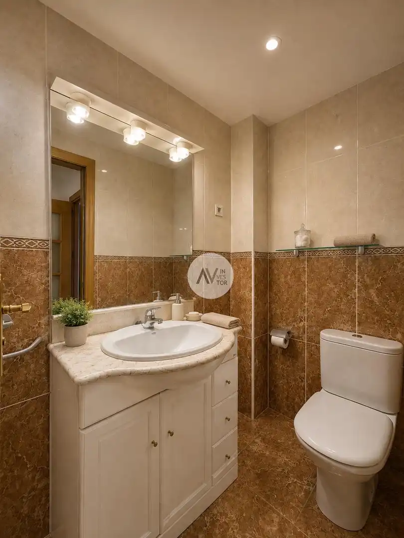 Bathroom of Ground floor for sale in Cornellà de Llobregat  with Air Conditioner, Heating and Terrace