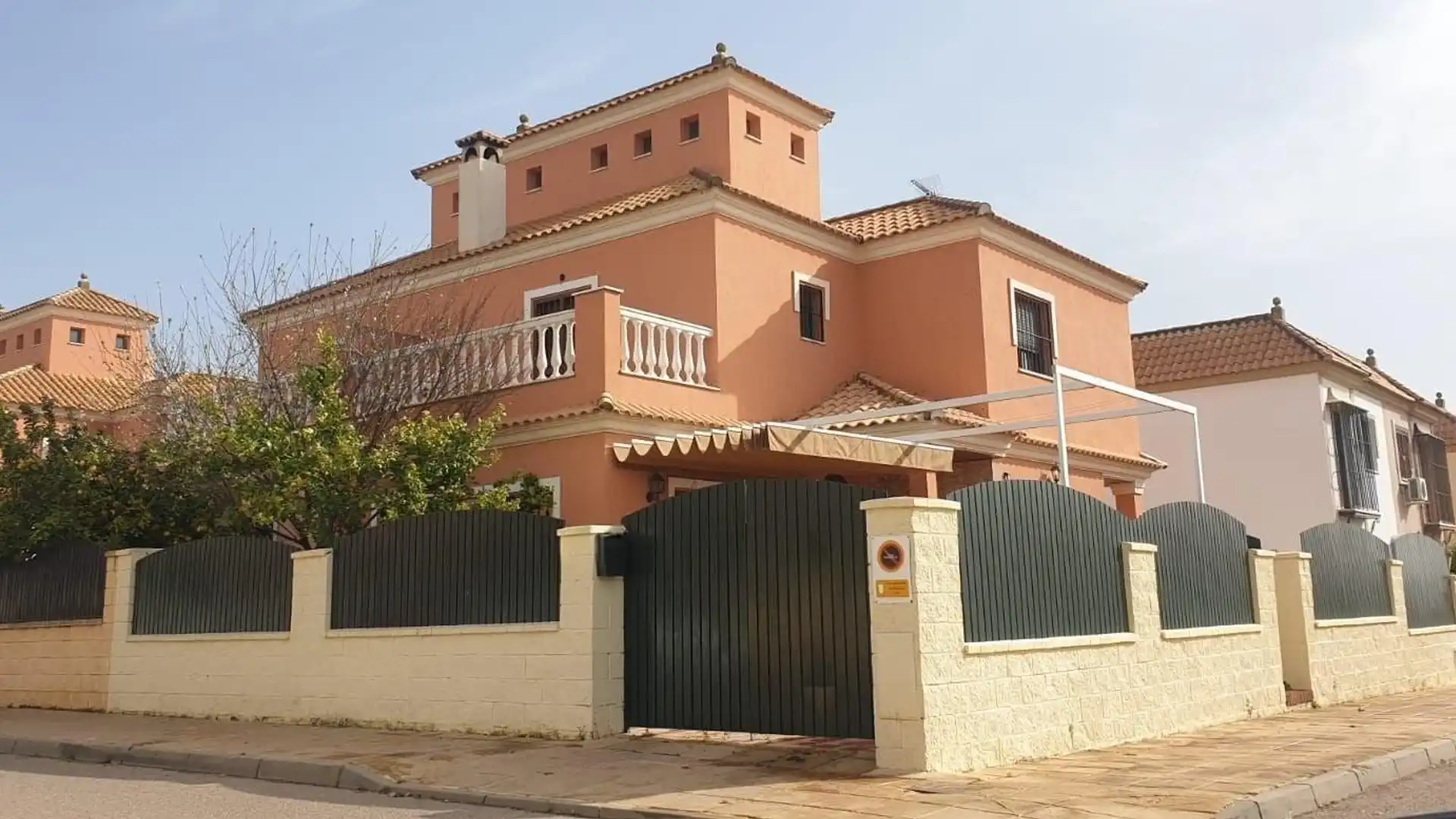 Vista exterior de Casa adosada en venta en Burguillos con Aire acondicionado, Calefacción y Jardín privado