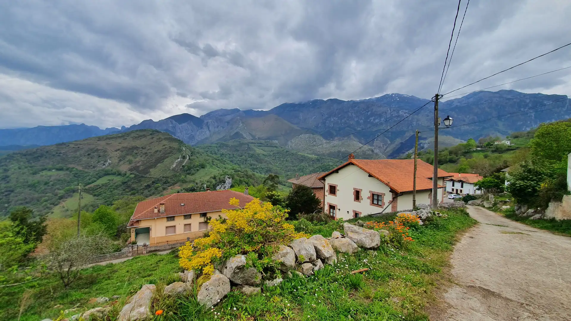 Vista exterior de Casa adosada en venda en Cabrales amb Jardí privat, Traster i Balcó