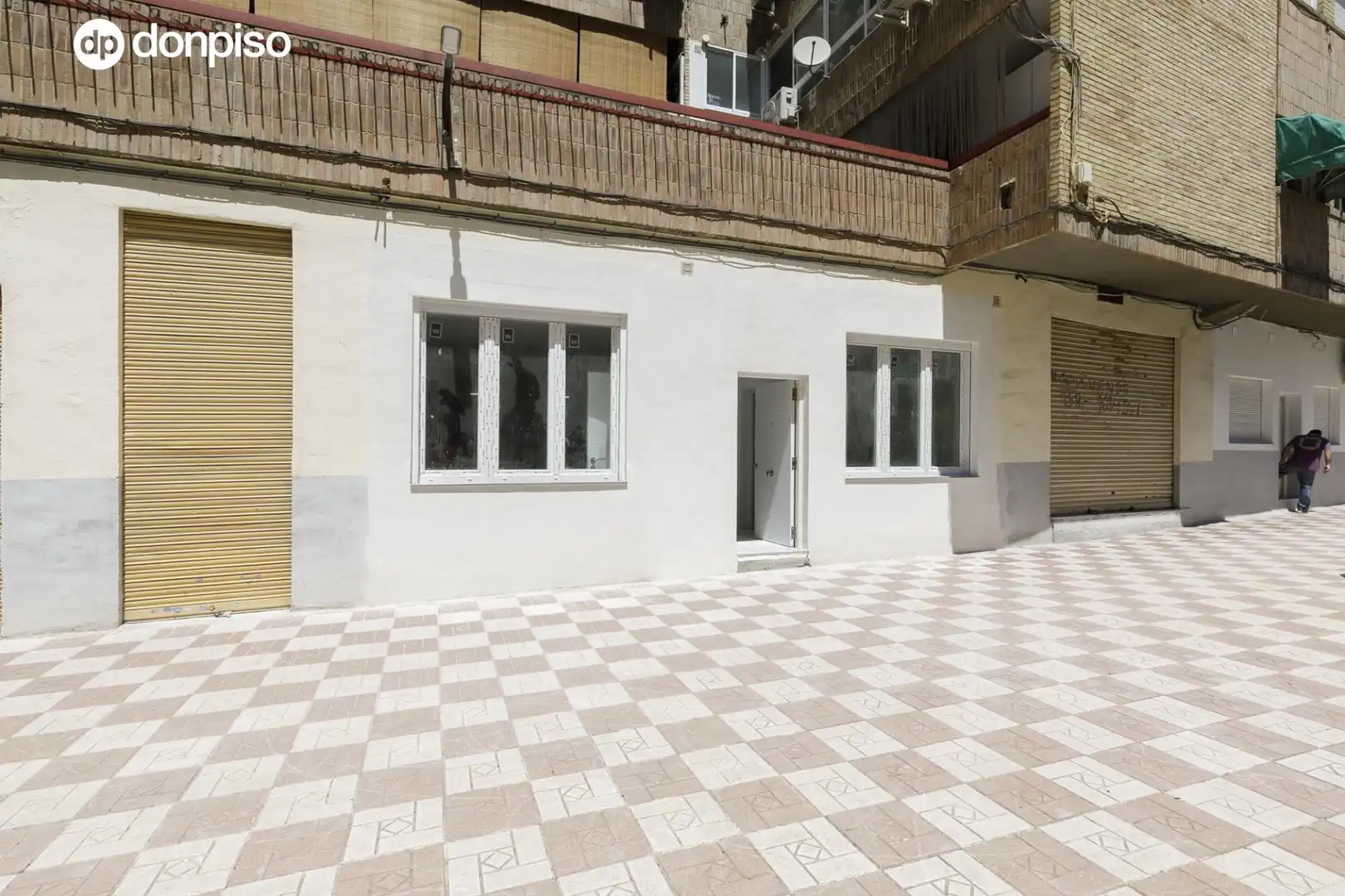 Vista exterior de Estudio en venta en Granada con Parquet y Amueblado